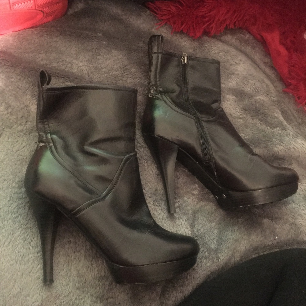 GUESS Heels size 7